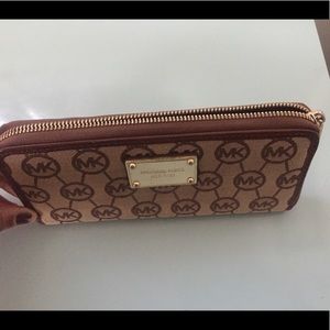 Michael Kors jet set zip around wallet